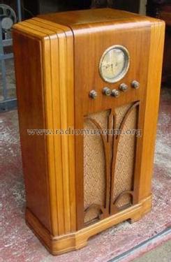 Airline 62-207 Order= 662 A 207 ; Montgomery Ward & Co (ID = 1705996) Radio