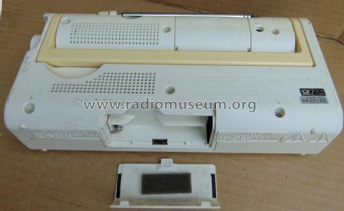 4 Band Receiver ICF-880L; Sony Corporation; (ID = 2825501) Radio