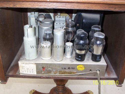 R-110AT Side Table ; Stewart Warner Corp. (ID = 1670269) Radio