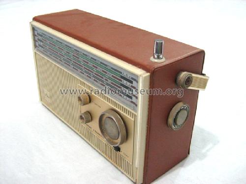 4 Band 9 Transistor 9L-780LD; Toshiba Corporation; (ID = 1316876) Radio