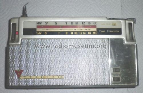 2 Band 9 Transistor 9TL-365S; Toshiba Corporation; (ID = 984945) Radio