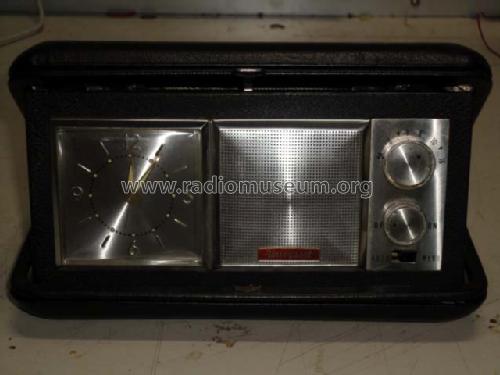 Travel Companion - Portable AM Clock Radio 1001; Universal Appliances (ID = 1287769) Radio