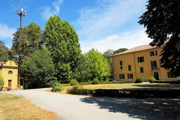 Rechts im Bild die Villa Griffone, links im Bild ein Nebengebäude, in welchem der hiesige Amateurfunkverein eine Station erreichtet hat.