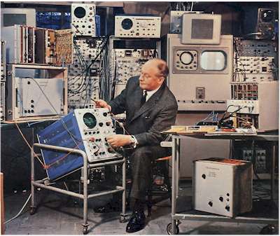 Walter Bruch in seinem Telefunken Labor um 1965 an dem PAL Farbfernsehaufbau