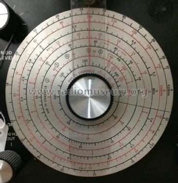 RF Signal Generator E-200D; B&K Precision, (ID = 2220370) Ausrüstung