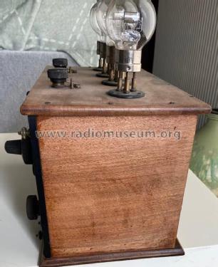 Poste à 4 lampes extérieures ; Carton & Fils, G. GC (ID = 2990918) Radio