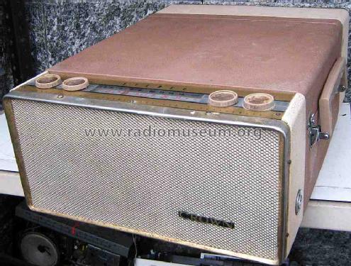 2 Band 3 Speed Portable Stereo Phonoradio STP-40S or STP40SA; Crown Radio Corp.; (ID = 1208072) Radio
