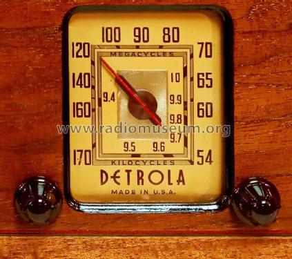 425 ; Detrola; Detroit MI (ID = 2793096) Radio