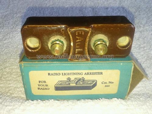 One Radio Lightning Arrester Cat. No. 261; Eagle Electric Mfg. (ID = 1701241) Diverses