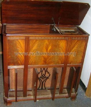 Capehart 111M3AM Early Georgian ; Farnsworth (ID = 1357521) Radio