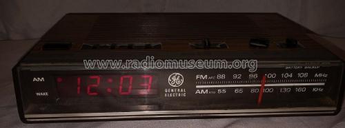 Electronic Digital FM/AM Clock Radio 7-4624A 'Space Saver'; General Electric Co. (ID = 2858419) Radio