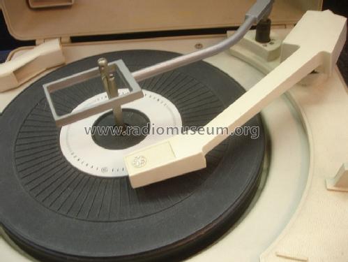 Solid State/Automatic Portable Record Player V631m; General Electric Co. (ID = 1711875) Reg-Riprod