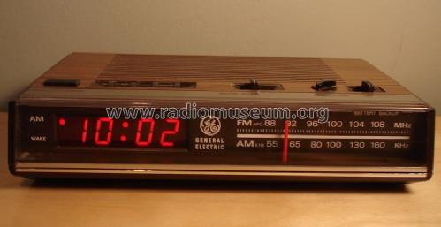 Electronic Digital FM/AM Clock Radio 7-4624A 'Space Saver'; General Electric Co. (ID = 1703137) Radio