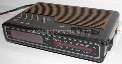 Space Saver FM/AM Electronic Digital Clock Radio 7-4612A; General Electric Co. (ID = 2044590) Radio