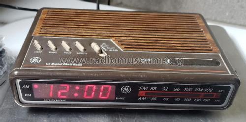 Space Saver FM/AM Electronic Digital Clock Radio 7-4612A; General Electric Co. (ID = 2857753) Radio