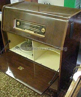 AM/FM Auto Radio-Gramophone 1633; His Master's Voice (ID = 1223295) Radio