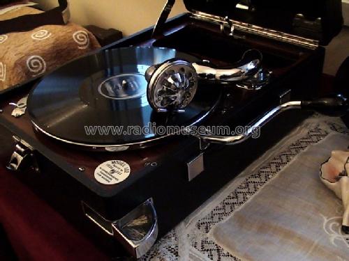 Portable Gramophone 102D; HMV Brand, His (ID = 591340) TalkingM