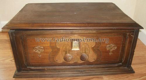 DeLuxe ; Midwest Radio Co., (ID = 1030965) Radio