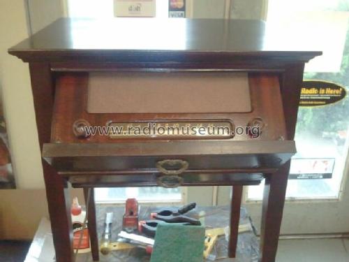 84KR-2510A ; Montgomery Ward & Co (ID = 1659065) Radio