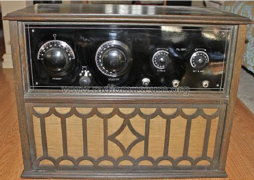 Airline Grand with Loud Speaker ; Montgomery Ward & Co (ID = 1219932) Radio