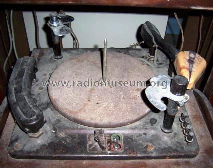 41-608P Code 121 Radio-Phonograph; Philco, Philadelphia (ID = 314004) Radio