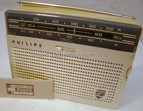 Nanette L1W22T /02G /02L /02X /62G /62L /62X /71G /71L /71X /82; Philips; Eindhoven (ID = 1305352) Radio