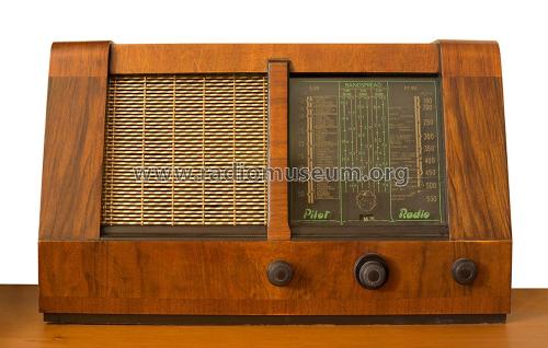 BS745; Pilot Radio Ltd.; (ID = 2117642) Radio