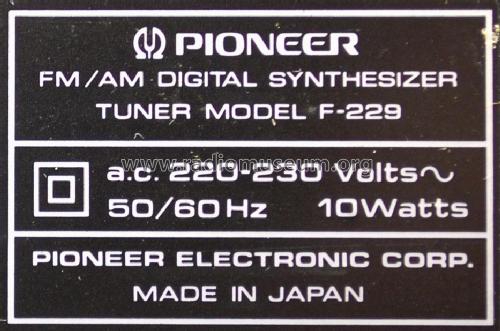 FM/AM Digital Synthesizer Tuner F-229; Pioneer Corporation; (ID = 2037800) Radio
