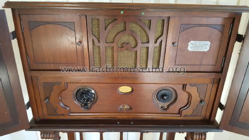 7500 Spanish Chest Radio ; Pooley Co.; (ID = 2810224) Cabinet