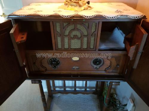 7500 Spanish Chest Radio ; Pooley Co.; (ID = 2810227) Cabinet