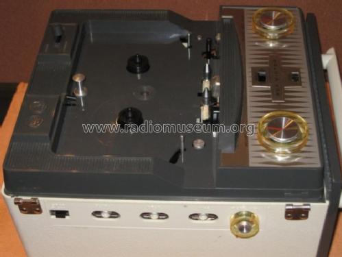 1YB-11 ; RCA RCA Victor Co. (ID = 982188) R-Player