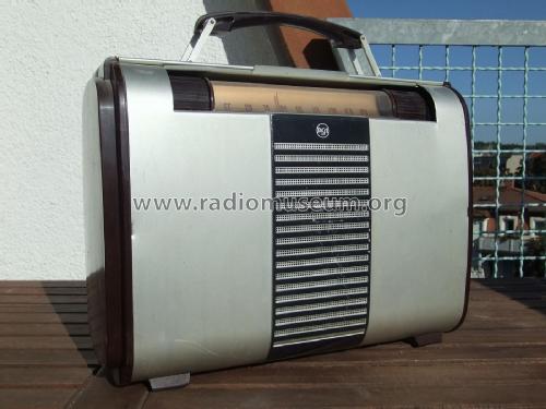 Globe-Trotter 8BX6 Ch= RC-1040C; RCA RCA Victor Co. (ID = 2639623) Radio