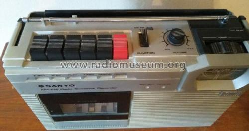 AM-FM Radio Cassette Recorder M2402-5F; Sanyo Electric Co. (ID = 2508959) Radio