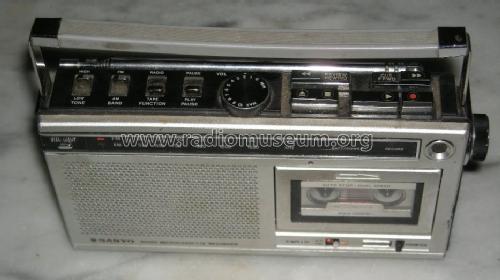 FM/AM Radio Microcassette Recorder M5850FE; Sanyo Electric Co. (ID = 1442586) Radio