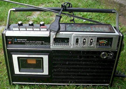 MW-SW1-SW2-FM Portable Radio Cassette Recorder M-2415H; Sanyo Electric Co. (ID = 838128) Radio