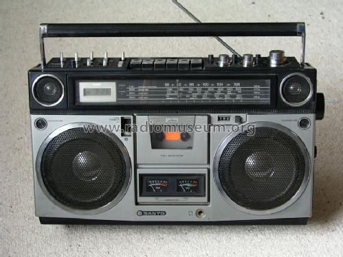 Stereo Cassette Recorder with Quartz Clock 4-Band M-9990K; Sanyo Electric Co. (ID = 1025817) Radio