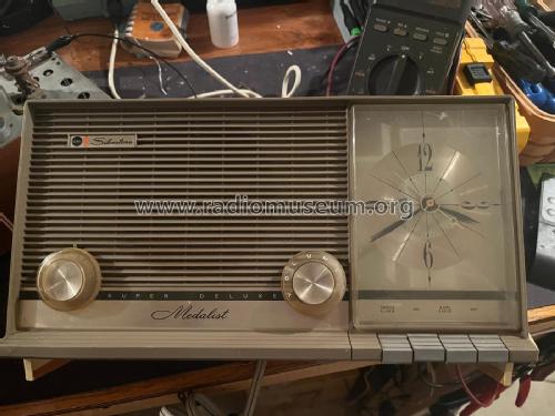 Silvertone 2039 Medalist Order=57G 2039; Sears, Roebuck & Co. (ID = 2854046) Radio