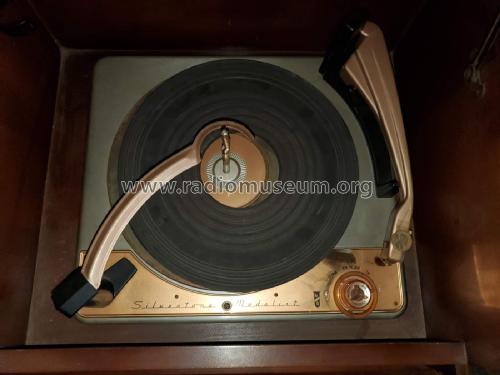Silvertone Medalist 8250A Ch= 528.59070; Sears, Roebuck & Co. (ID = 2441214) Reg-Riprod