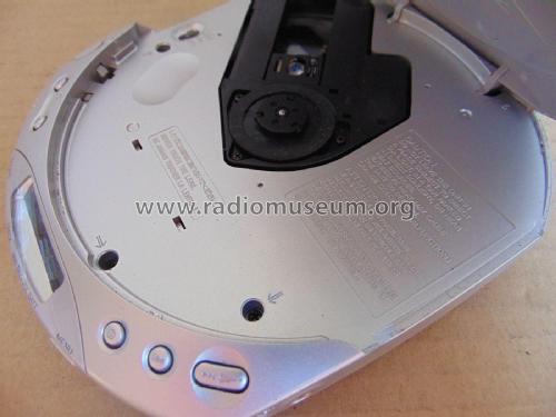 CD Walkman D-E220; Sony Corporation; (ID = 2789985) R-Player