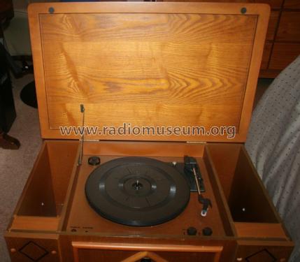 3 Speed Phonograph Chest W/Storage TPC-MSE-951-4; Thomas Pacconi (ID = 1750833) Ton-Bild