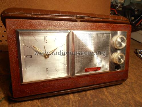 Travel Companion - Portable AM Clock Radio 1001; Universal Appliances (ID = 1229056) Radio