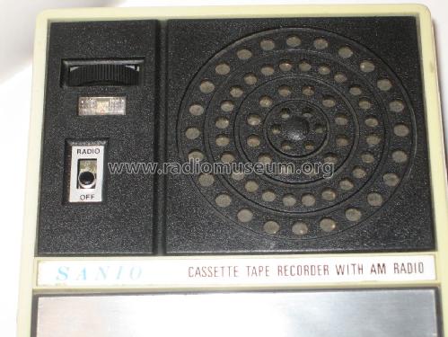 SANIO Cassette Tape Recorder with AM Radio; Unknown - CUSTOM (ID = 1061911) Radio