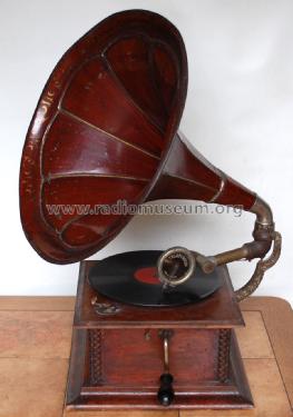 Phonograph general, unknown; Unknown to us - (ID = 1974417) TalkingM