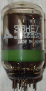 Eine 38HE7 aus japanischer Fertigung von Matsushita mit Pumpstutzen unten im Pressteller und auch ansonsten anderem Glaskolben. 2 verschiedene Getter, beide seitlich.