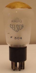 Radio CELSIOR F 304 Le dessus de la lampe a reçu une couche de peinture jaune