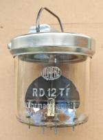 Die indirekt geheizte UHF-Sendetriode vom Typ 'RD12Tf' wurde von der Firma LORENZ hergestellt und während des 2. Weltkrieges militärisch genutzt.