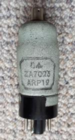 Die englische direktgeheizte Batterieröhre 'ZA7023' wurde vorwiegend
beim Militär verwendet. Sie ist vergleichbar mit den Typen 'ARP12', 'VP23' und 'CV1331'. Dem Aufbau nach, ist es eine HF- Regelpentode.
Im mir vorliegenden 'Codex Röhren-Taschenbuch 1950' sind einige Daten der 'ZA7023' enthalten.