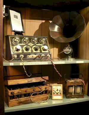 Belgium: SBR-radiomuseum: 't Eeuwfeestpaleisje in 8480 Eernegem