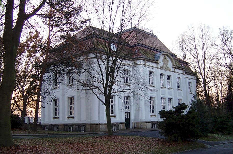 239380 essay 06 picture