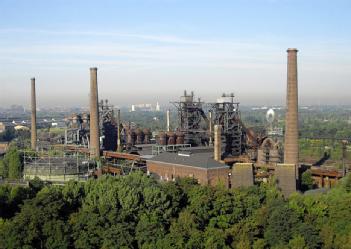Deutschland / Germany: Landschaftspark Duisburg-Nord mit ehemaligem Hochofenwerk Duisburg Meidernich in 47137 Duisburg